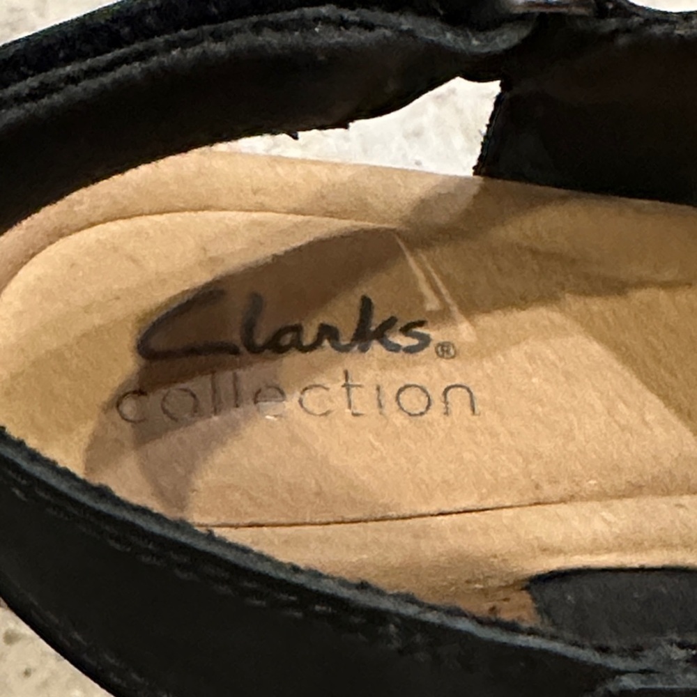 Clarks Women's Black and Tan Sandals​​ - Picture 4 of 6